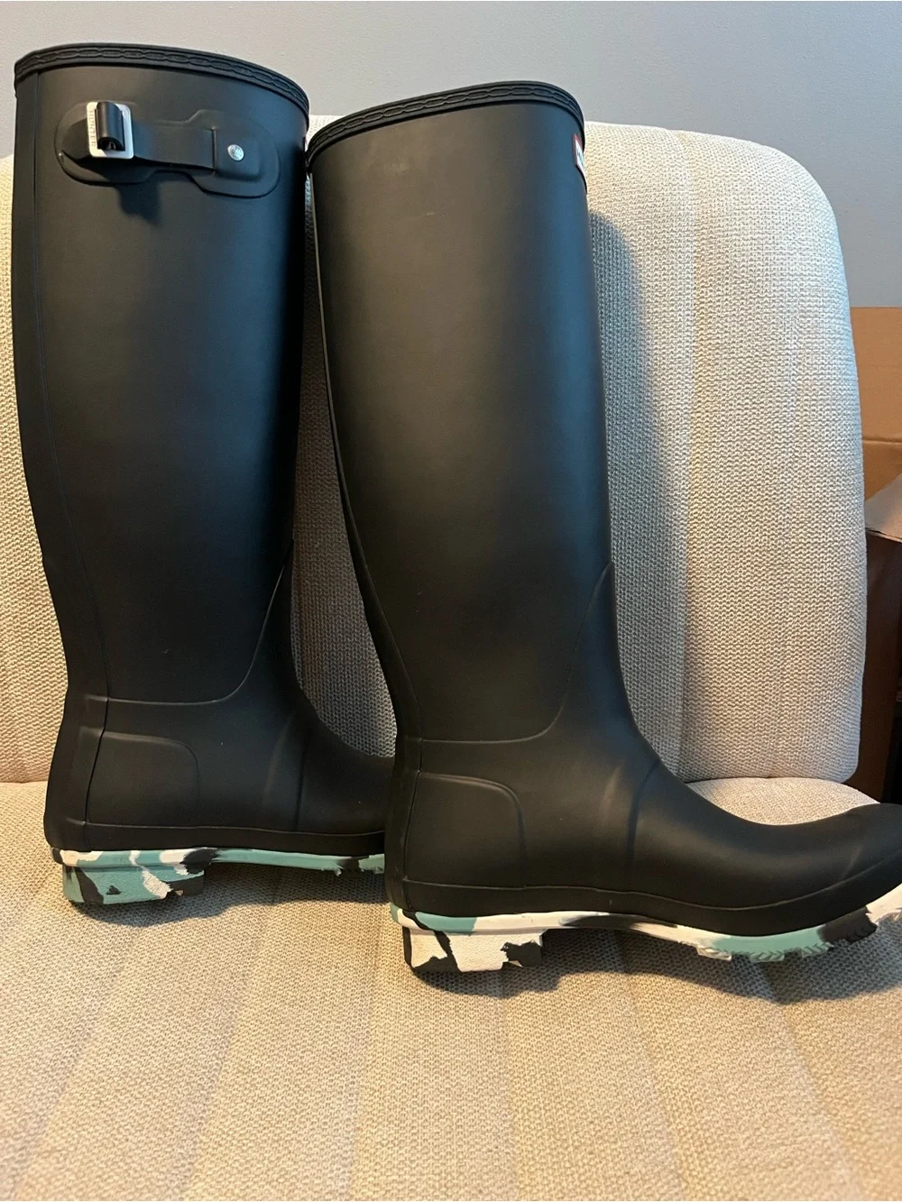 Hunter woman’s tall black rubber rain boots camo splash soles size 8